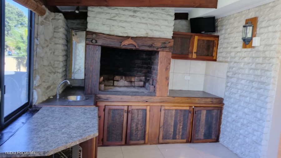 To Let 4 Bedroom Property for Rent in Wavecrest Eastern Cape